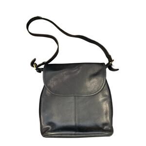 Vintage COACH Women's Black Leather Flap 90's Whitney Shoulder Straps Bucket Bag